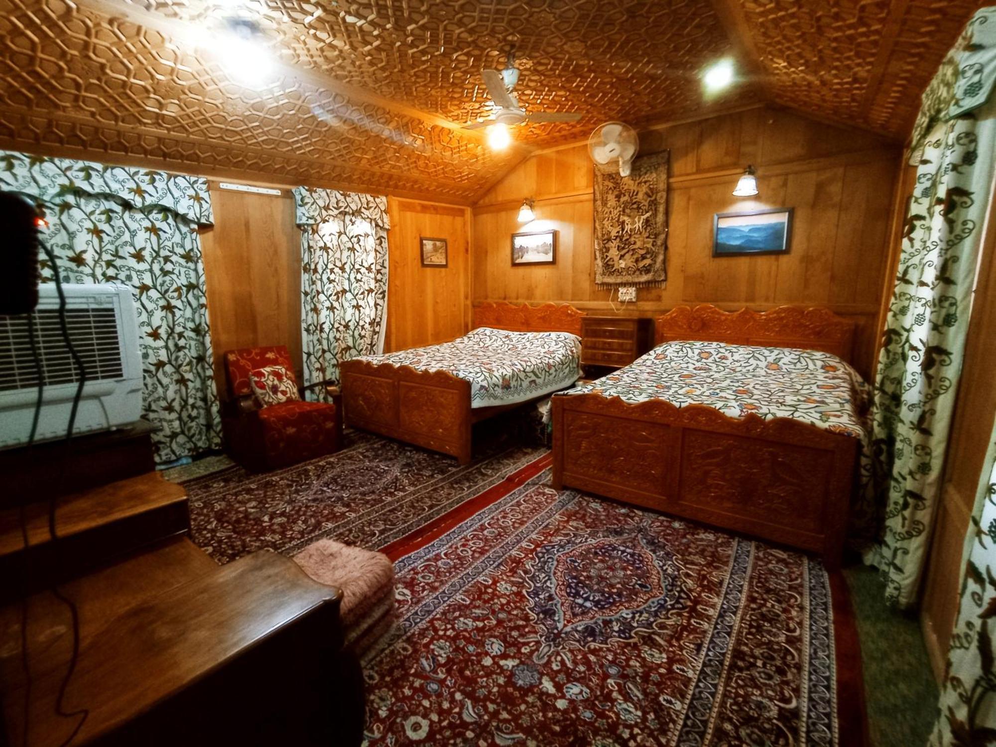 Merry Dawn Houseboat Srinagar  Exterior photo