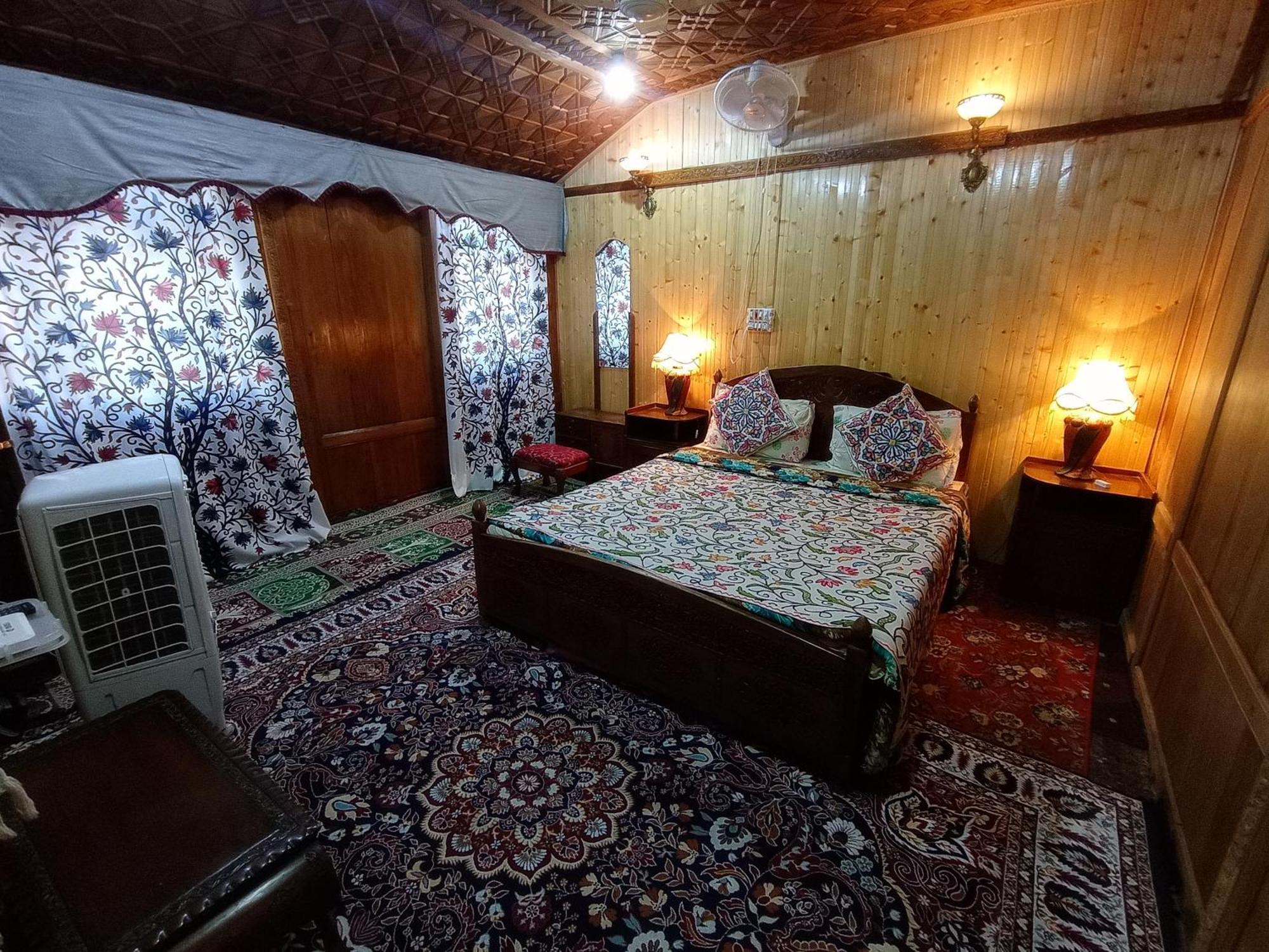 Merry Dawn Houseboat Srinagar  Exterior photo